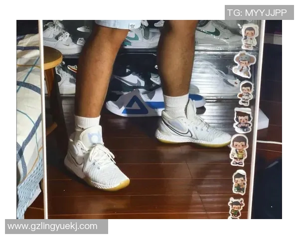 高帮足球鞋球星上脚图鉴赏：展示顶级球员的实战魅力与穿搭风格